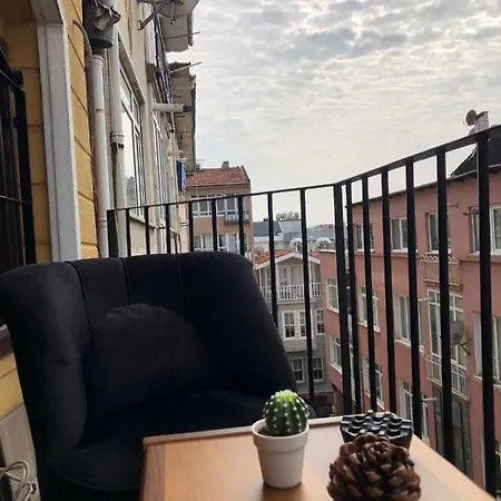 Sari Koesk * Istanbul